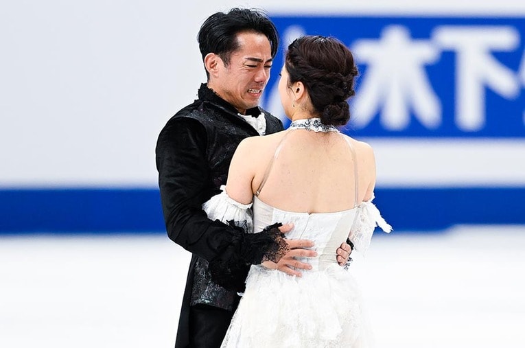 世界選手権のフリーダンスで演技をやりきり、村元哉中に感謝思いを伝えながら背中に腕をまわし抱擁をかわした高橋大輔　©Asami Enomoto