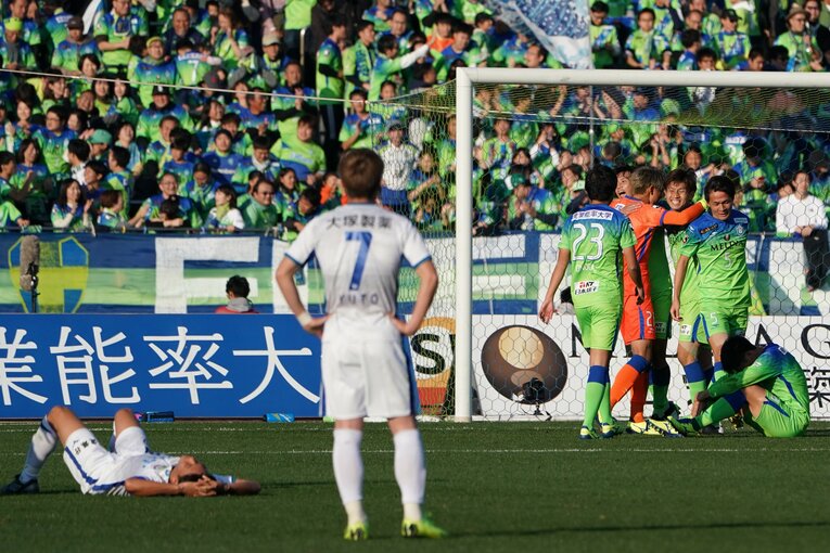 歓喜に沸く湘南ベルマーレの選手たちと、崩れ落ちる徳島ヴォルティスの選手たち　©Hiroki Watanabe/Getty Images