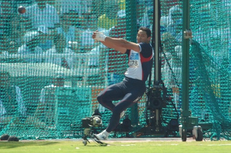 アテネ五輪の室伏広治 ／ photograph by JMPA