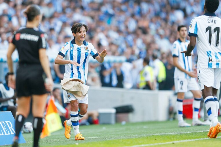 久保建英22歳誕生日に「タケはアイドル」日本語ボードの子供、メッシっぽい新ユニ姿やソシエダ主将との別れ…カメラマンが見た“幸せな最終節”(41)