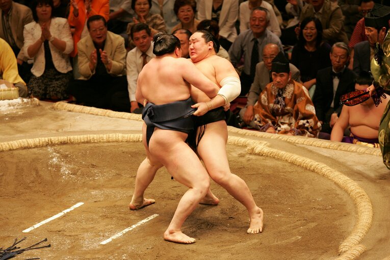 朝青龍－白鵬の取組　©BUNGEISHUNJU