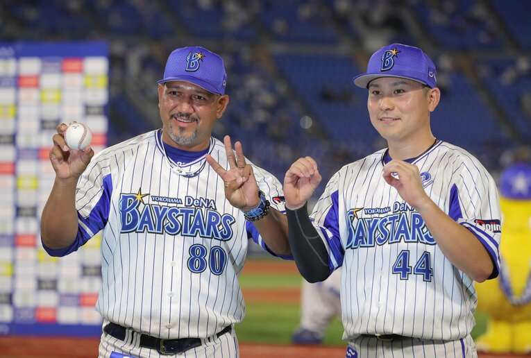 2020年、ラミレス監督の通算300勝を祝福する佐野恵太　©JIJI PRESS