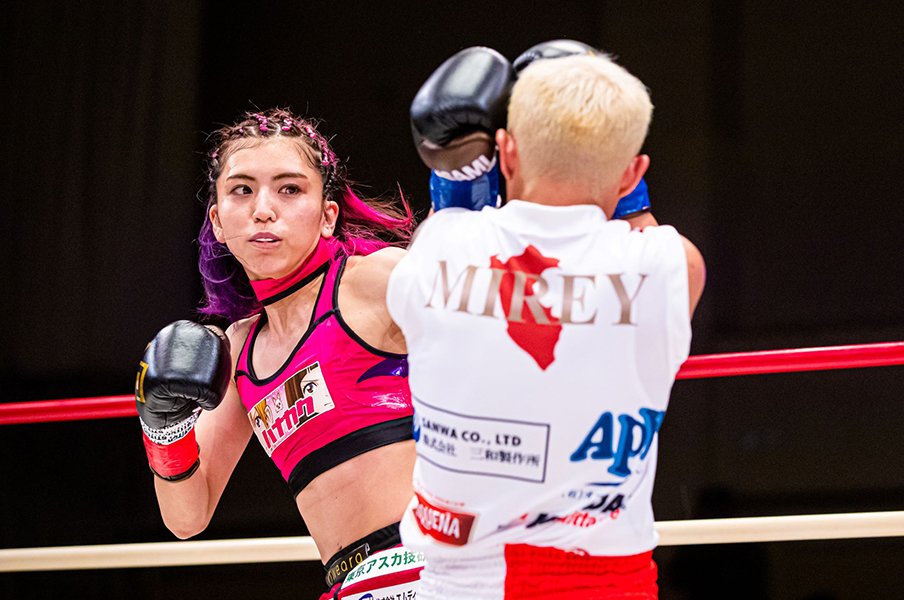 「筋肉で私だってバレちゃうんです」 “乙女マッチョ”ぱんちゃん璃奈が「ポンコツの拳」で圧倒した“半年分の150秒”<Number Web> photograph by Sachiko Hotaka