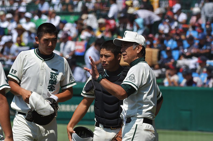 二松学舎監督からエースへの労い。「なんか、無理やりだったかな」<Number Web> photograph by Hideki Sugiyama