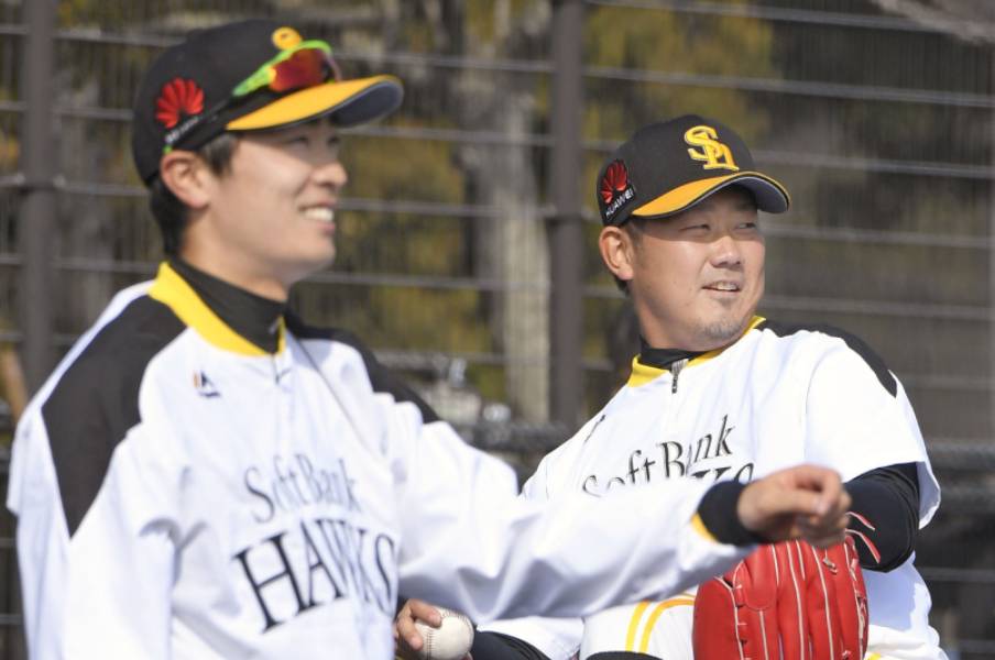 《祝41歳》松坂世代93人→最後の1人に…ホークス和田毅が“勝負の20年目”を前に思うこと「トシもトシなので(笑)」「変化球の種類も増やしたい」<Number Web> photograph by KYODO