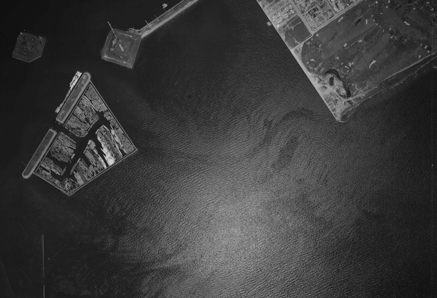 1963年のお台場付近の航空写真。埋め立て工事はまだまだ始まったばかり。写真上部左に第3台場と第6台場が確認できる　出典：国土地理院の空中写真