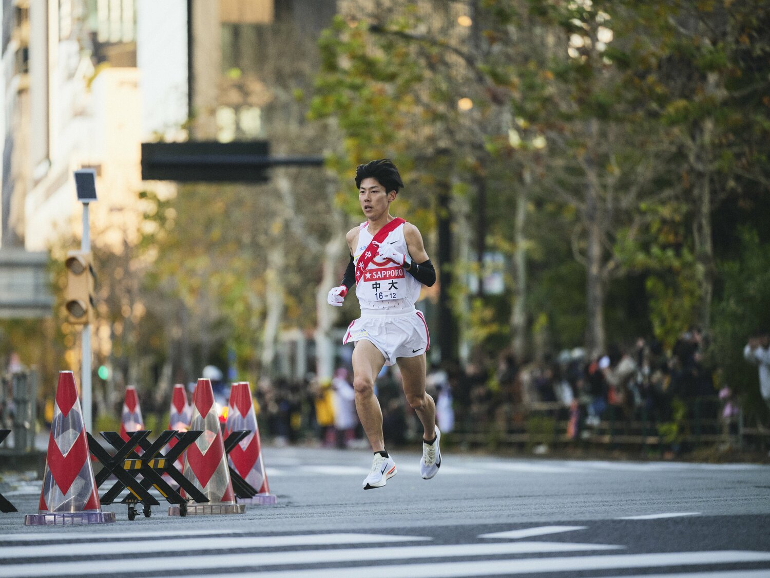 101回箱根1区で大独走して区間1位の中央大・吉居。解説していたOBの兄・大和とのほっこりトークも話題に　©Yuki Suenaga
