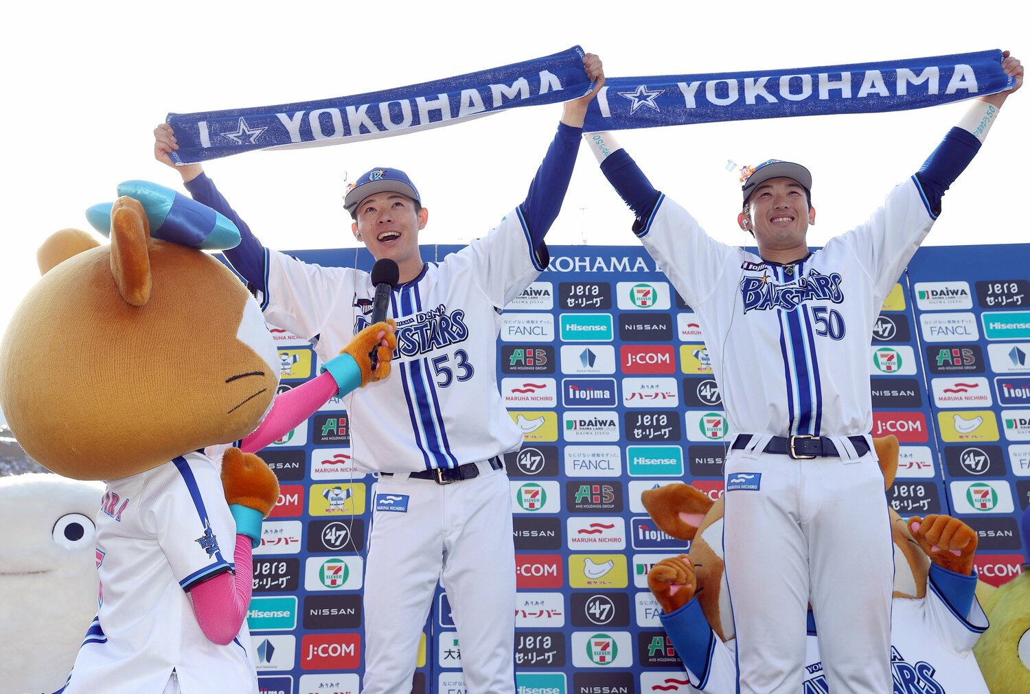 本拠地初勝利でお立ち台に上がって「アイラブヨコハマ！」と叫んだ　©Sankei Shimbun