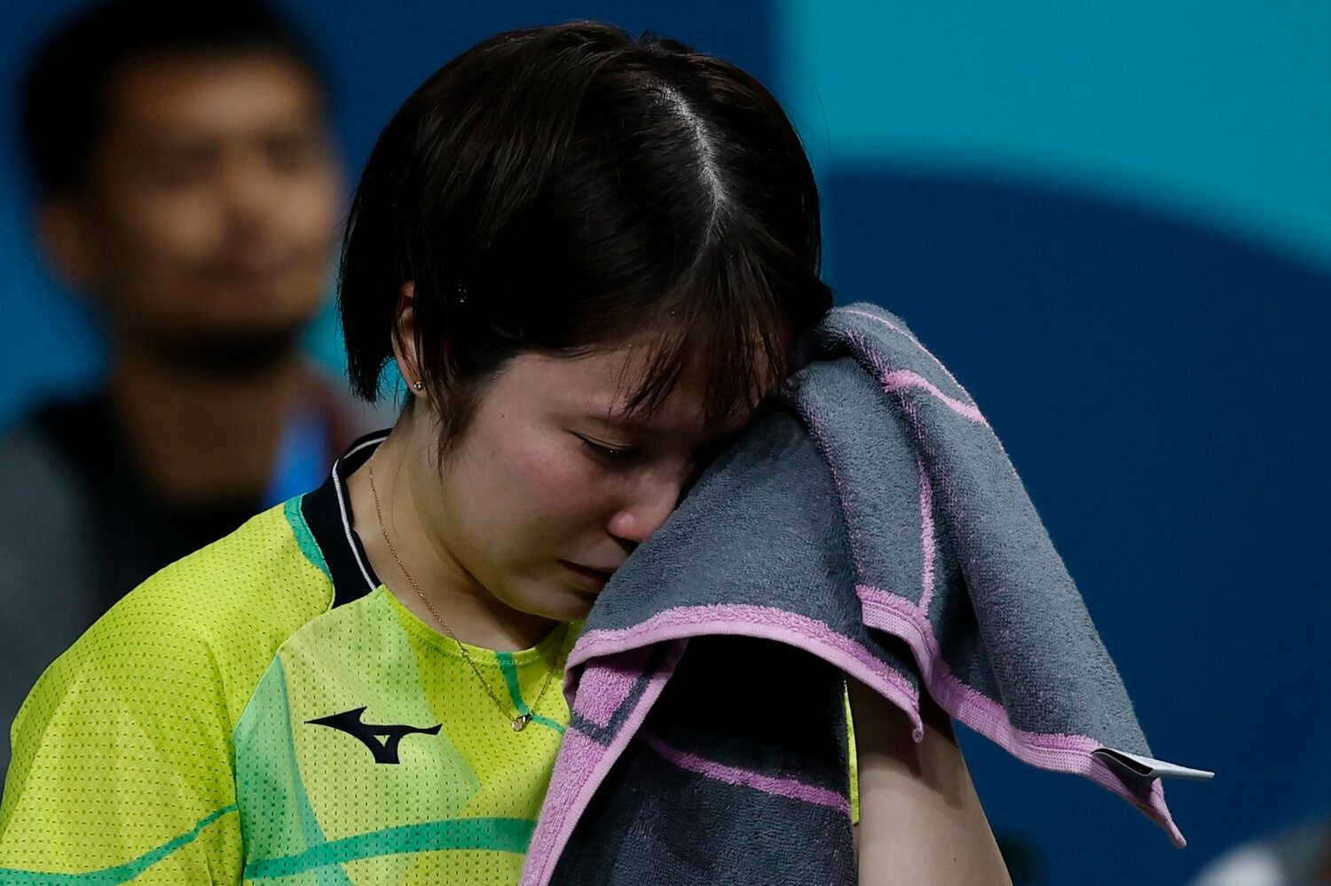 韓国のシンに敗れ、何度も涙を拭った平野　©JIJI PRESS