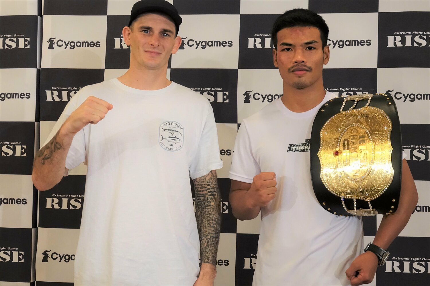 8月21日のRISEで勝利したペットパノムルン・キャットムーカオ(右)とチャド・コリンズ ©Koji Fuse