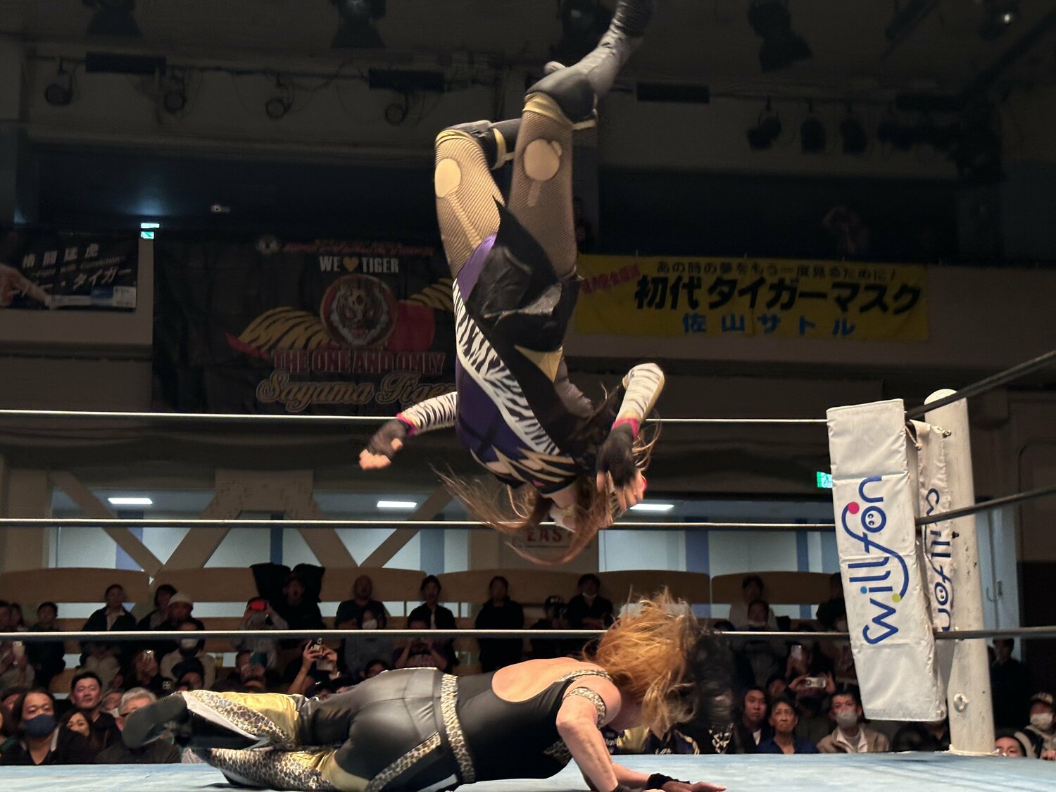 得意のムーンサルトプレスは自爆（2枚目／2枚）