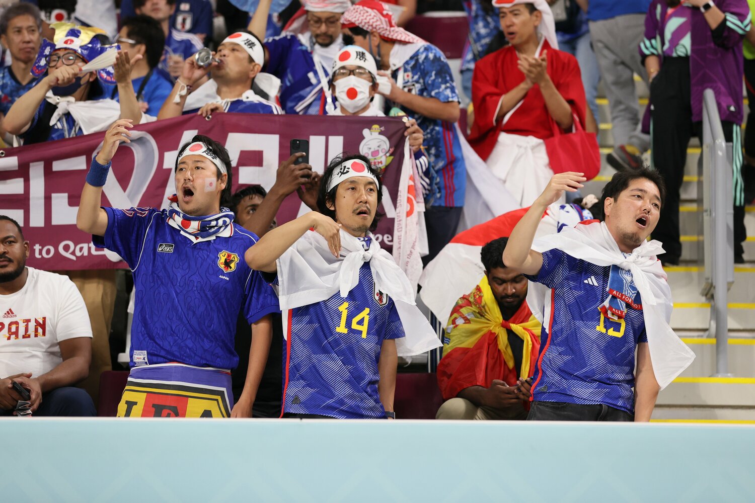 サポーターも仲間。本田の高いプロ意識がうかがえる ©JMPA