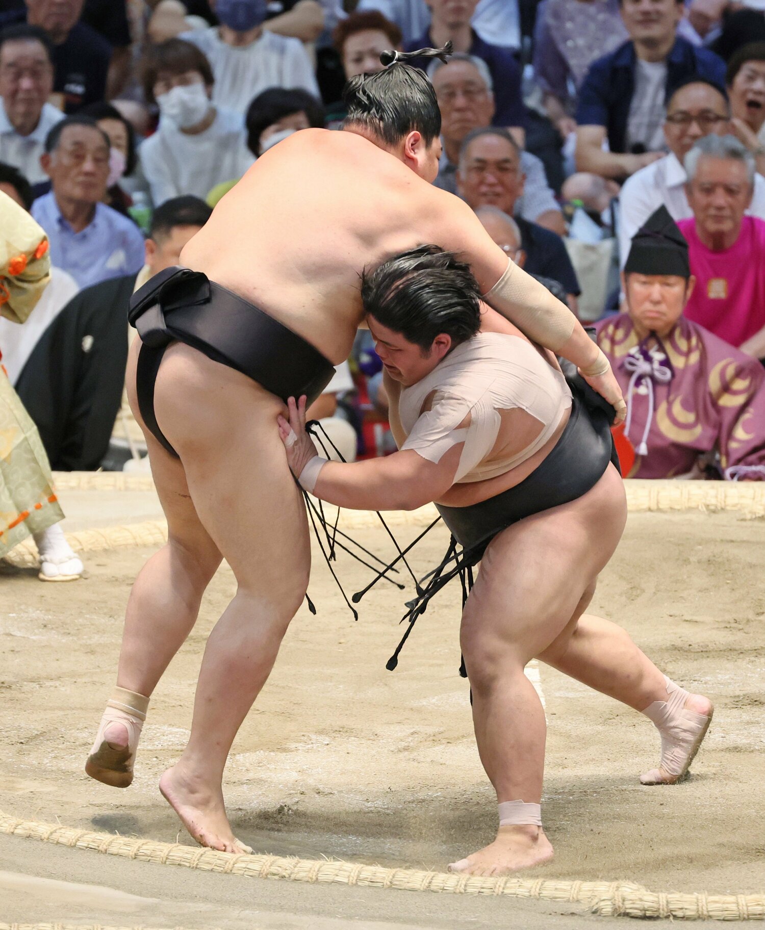 12日の阿炎戦。土俵際で粘りを見せると、一気呵成の反撃で押し出し　©JIJI PRESS
