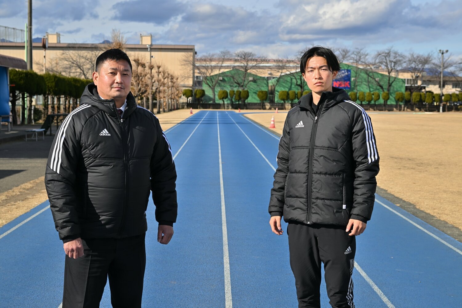 嶌津監督（左）と新田　©Hideki Sugiyama