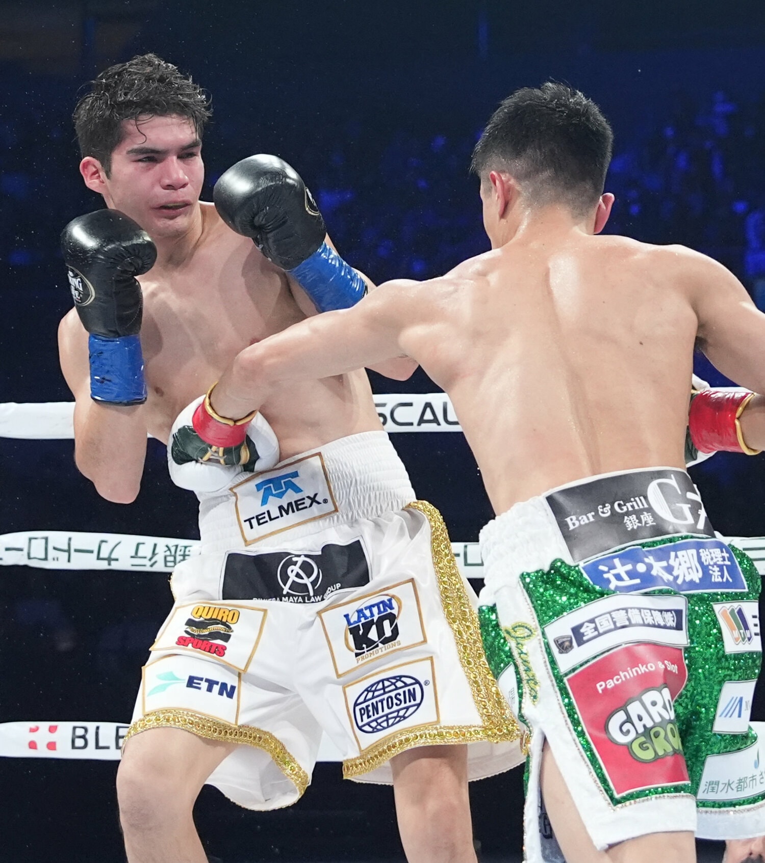 追撃の左ボディストレート。クエジャルはたまらずダウンした　©Naoki Fukuda