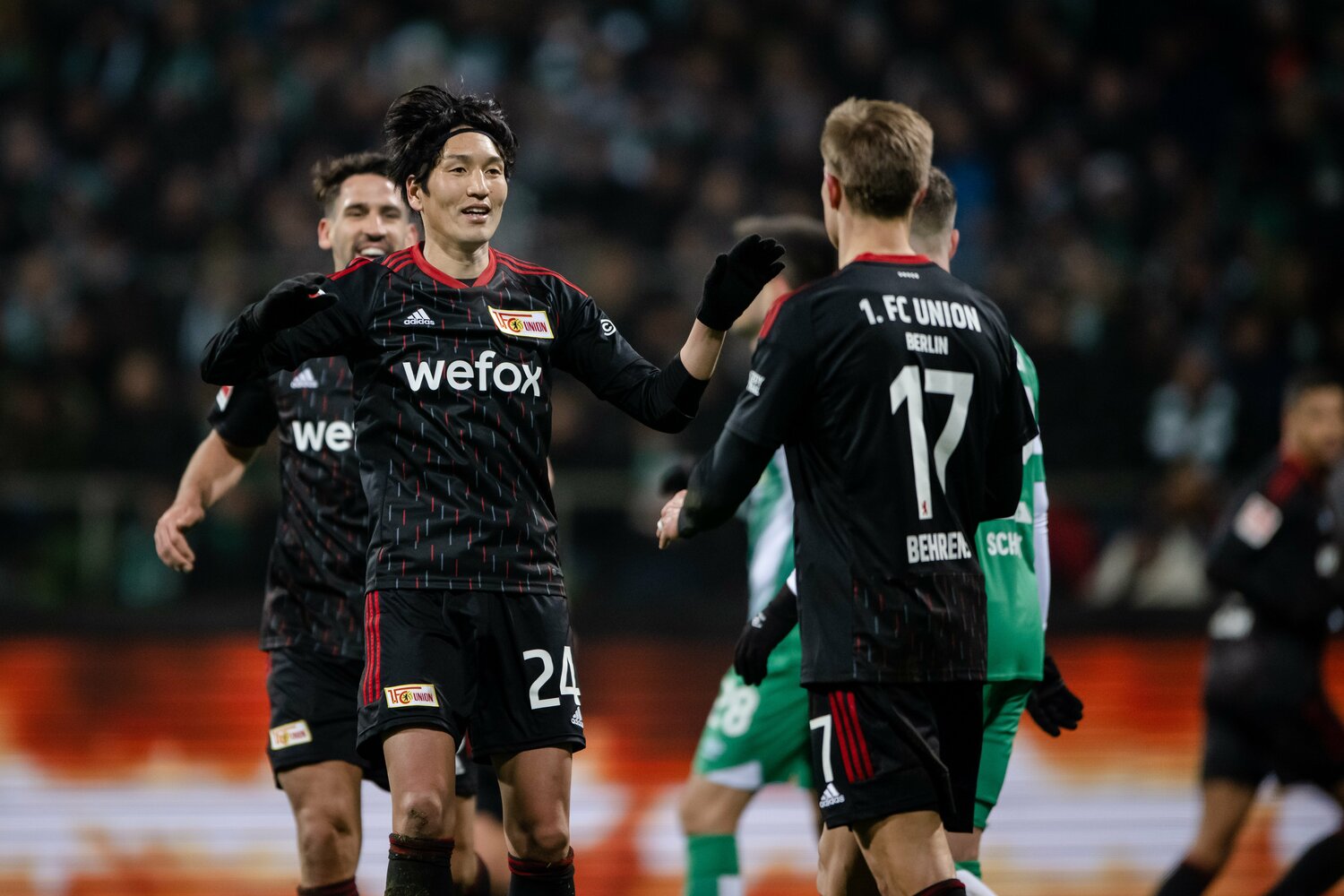 ウニオン・ベルリンでは最後の出場となったブレーメン戦、ここでも味方のゴールを喜ぶ原口の姿があった　©Getty Images