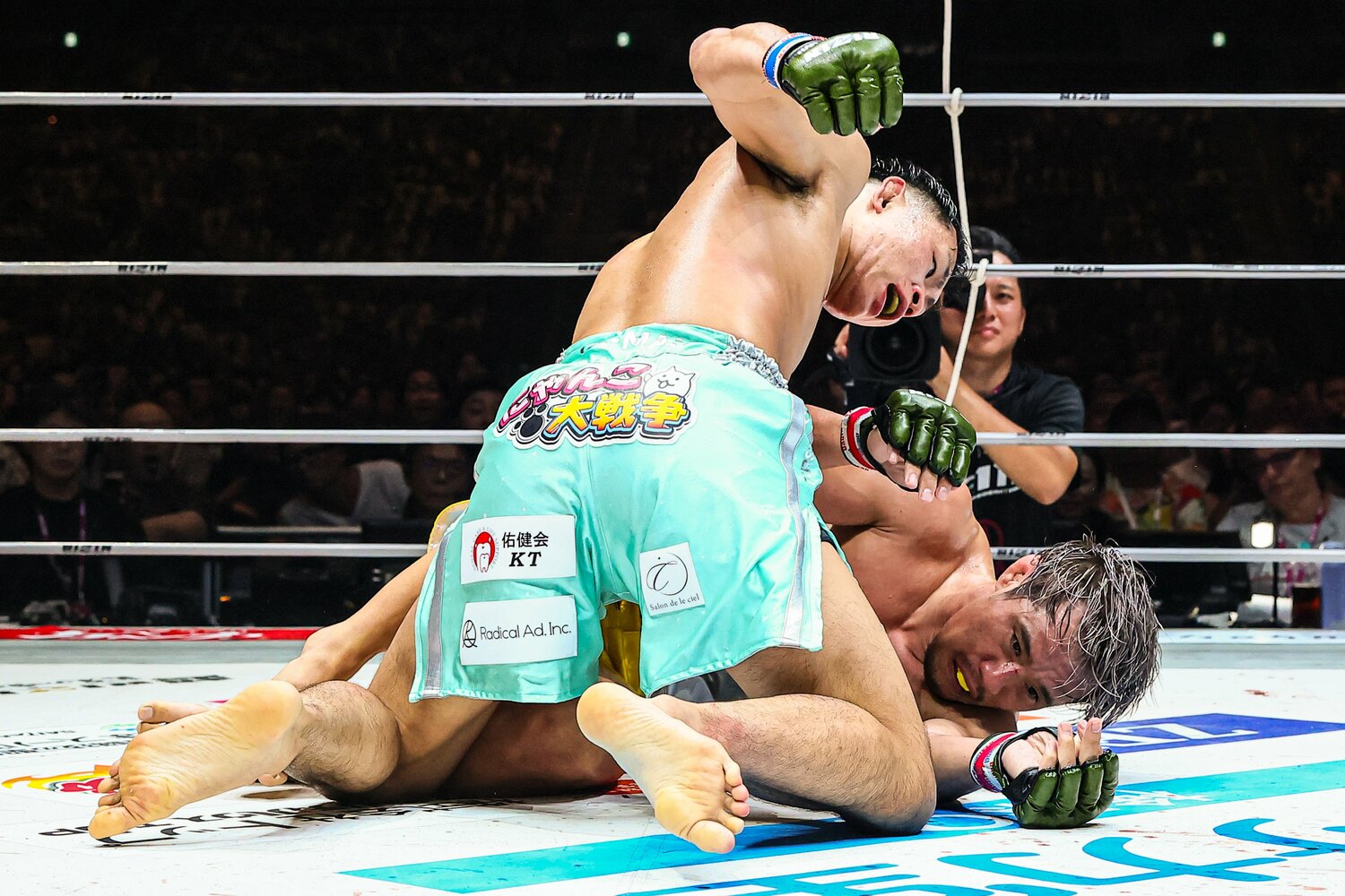 タックルを切られ、グラウンドでYA-MANのパウンドを浴びる金原　©RIZIN FF Susumu Nagao