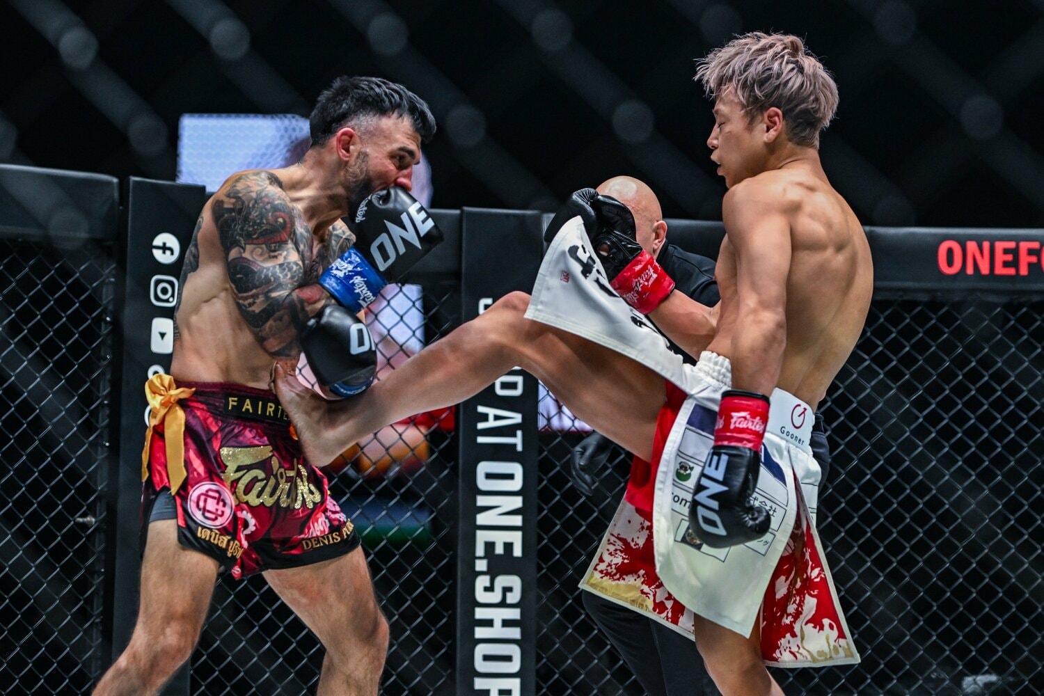 カーフキック、三日月蹴りを使った「相手を破壊するスタイル」を見せた武尊　©ONE Championship