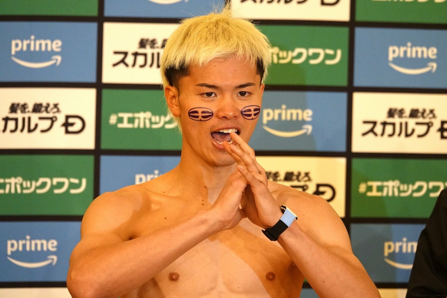 前日計量で『呪術廻戦』の掌印ポーズを決める那須川天心。両頬には「天」の字を象ったシールも　©Koji Fuse