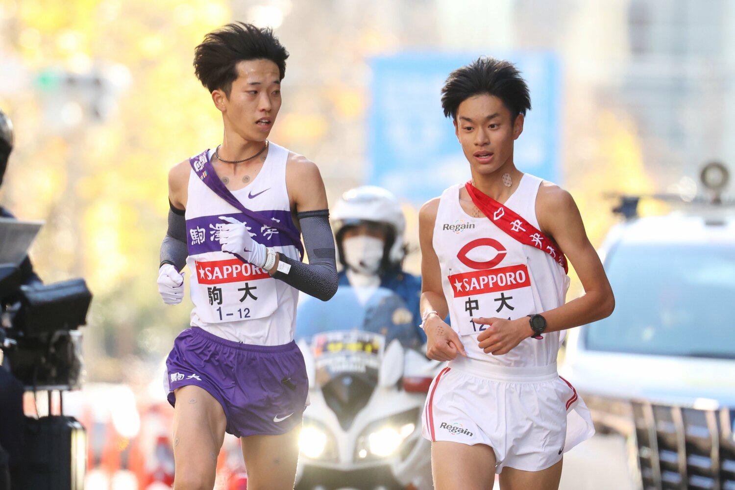 駒澤大の10区・青柿響（2年）に一度抜かれた後、井上が必死に食らいついたシーン　©AFLO