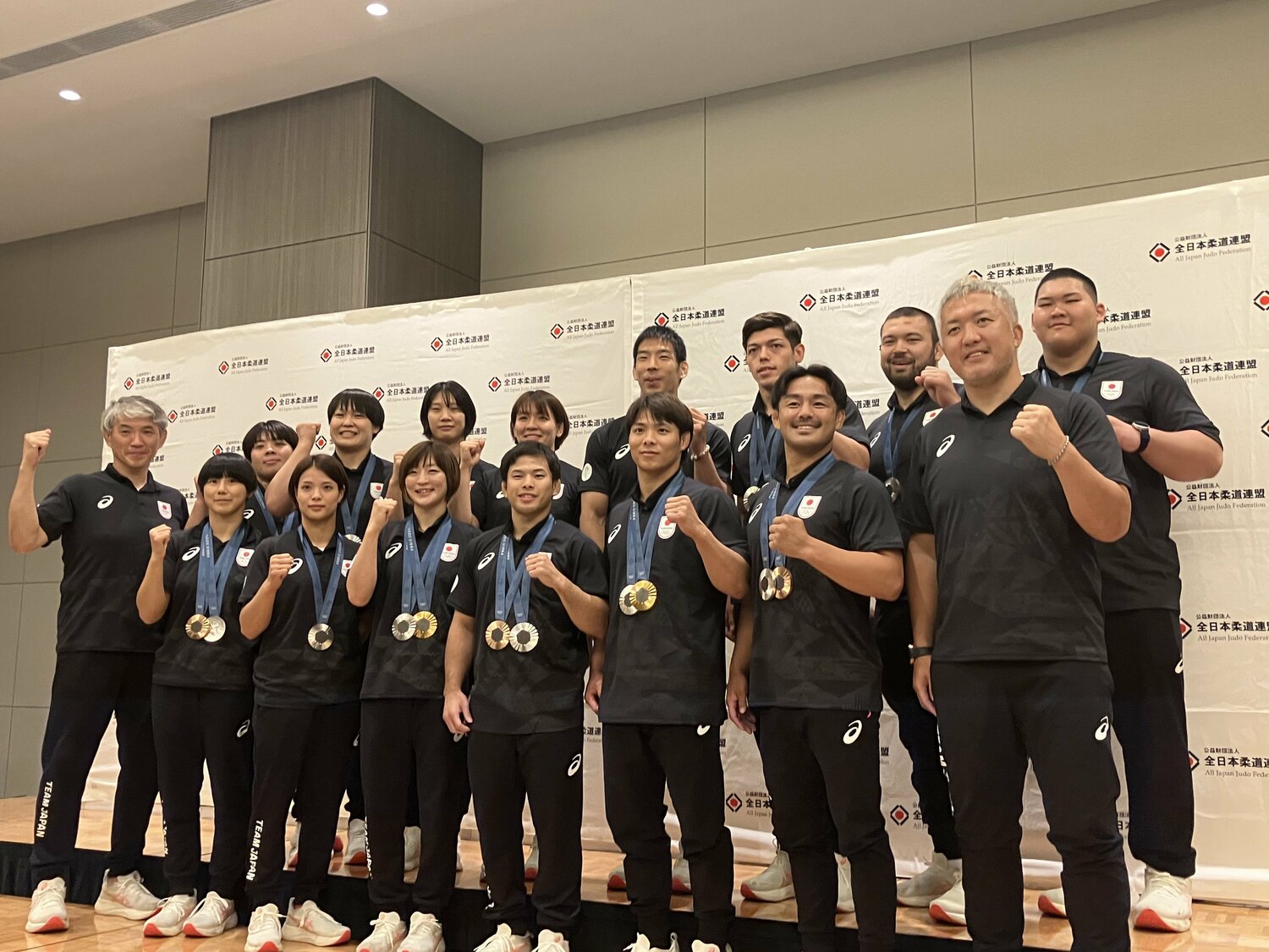 帰国会見に臨んだ柔道日本代表チーム　©NumberWeb