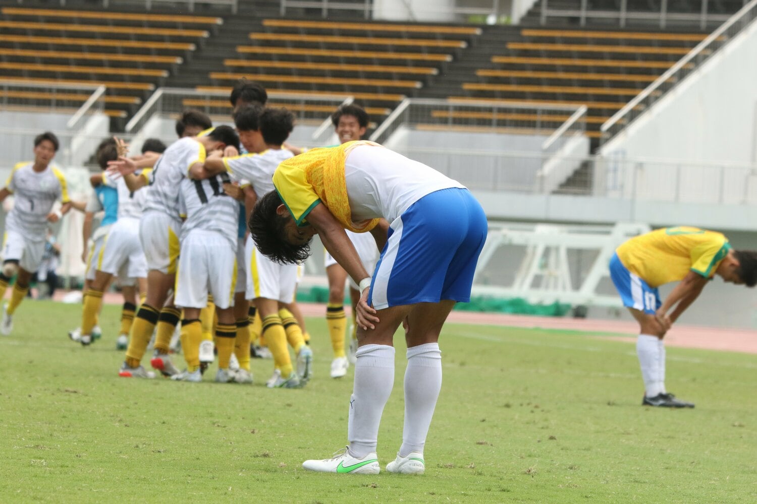 決勝戦で敗れ、悔しさを露わにする帝京イレブン　©︎Takahito Ando