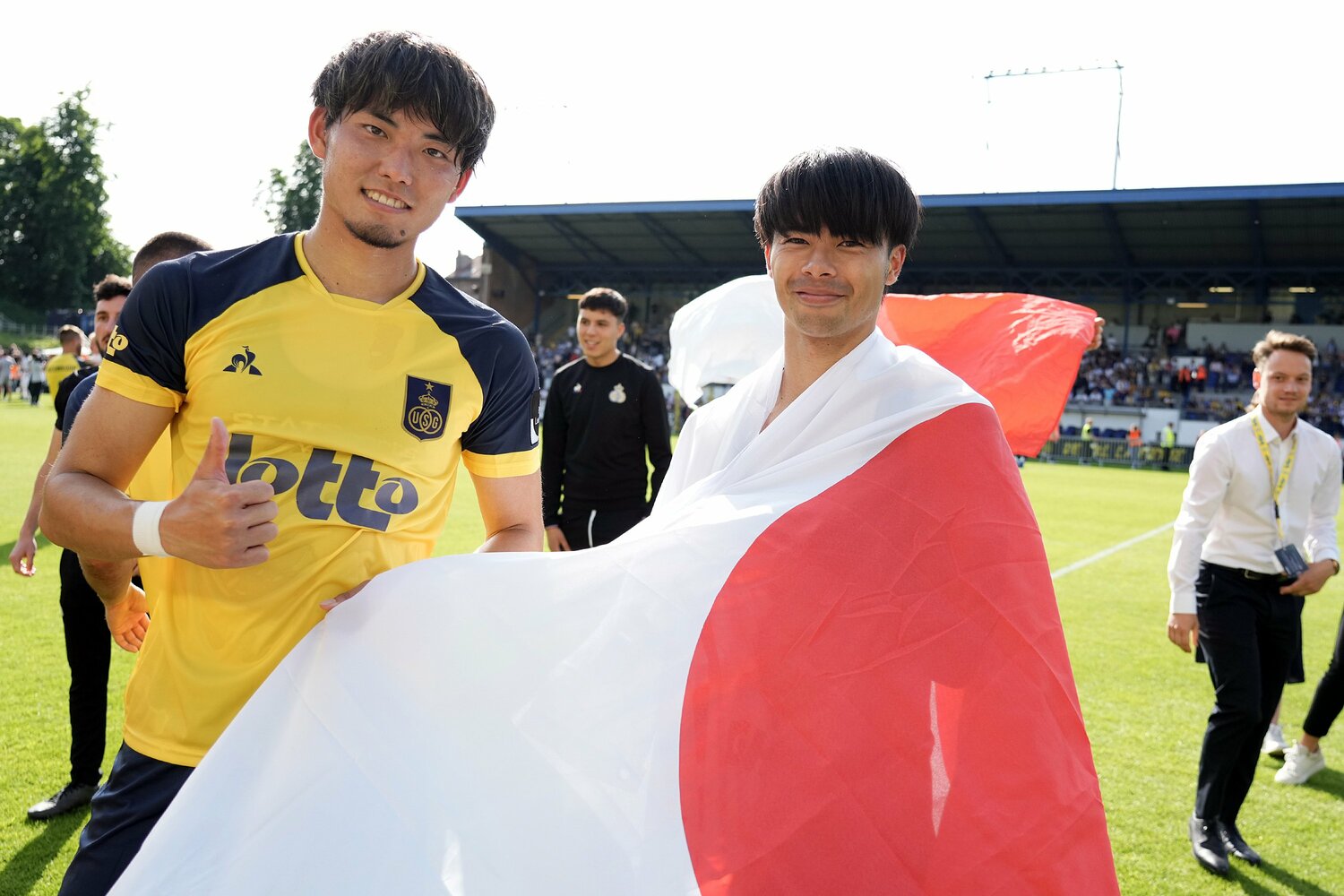 写真は2022年5月、ユニオン・サンジロワーズ時代の三笘と町田浩樹　©Getty Images