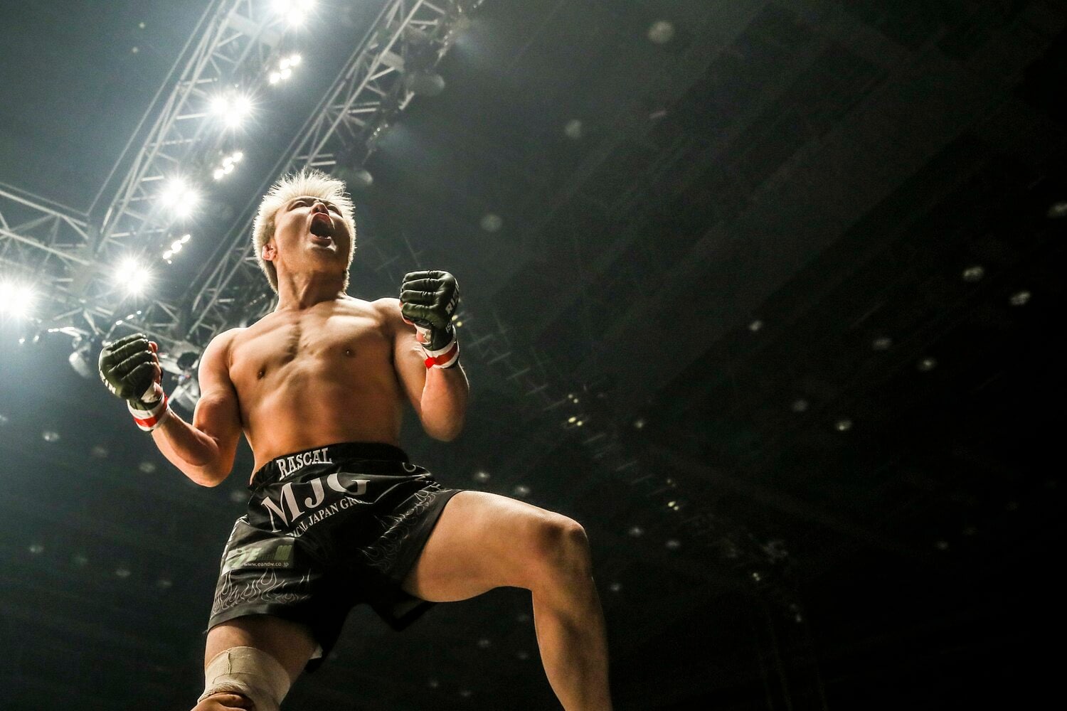 久方ぶりのスカ勝ちを決めたメルビン・ギラード戦後も、おなじみのパフォーマンスを披露　©RIZIN FF Susumu Nagao