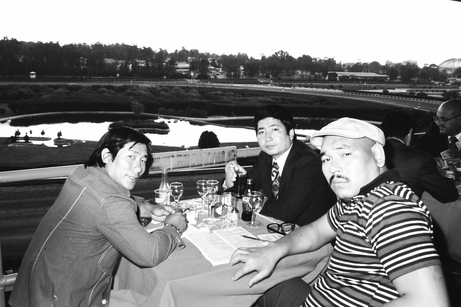 メキシコシティの競馬場、イポドロモ・ラス・アメリカスで競馬を楽しむグラン浜田、舟橋慶一アナ、テムヒン・モンゴル（キラー・カーン）。1978年8月　©Essei Hara