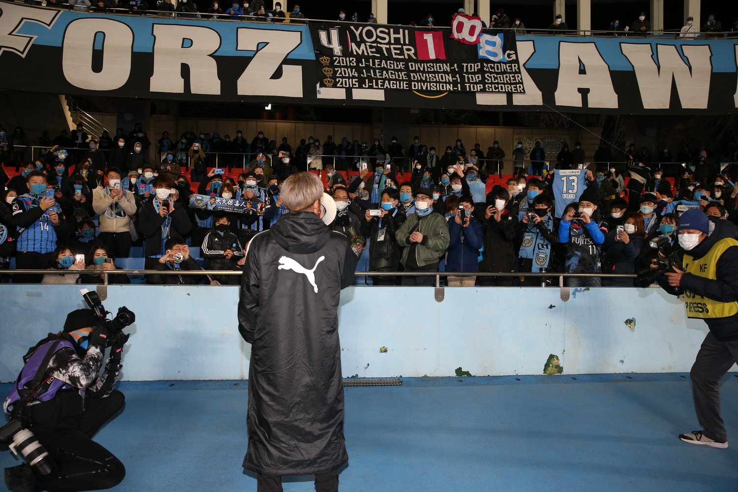 古巣相手とあって一層、気合が入っていた大久保。試合後、ヨシメーターを更新する川崎サポーターへ挨拶をした　©︎J.LEAGUE