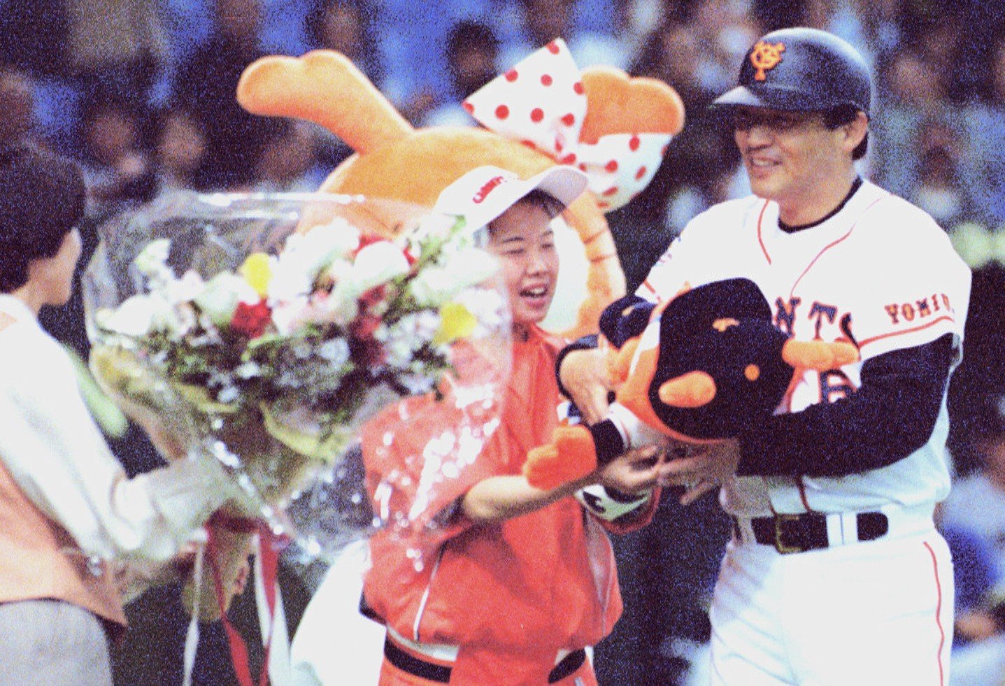 1995年4月15日の阪神戦。通算2000安打を本塁打で達成し、花束を受ける落合 ©KYODO