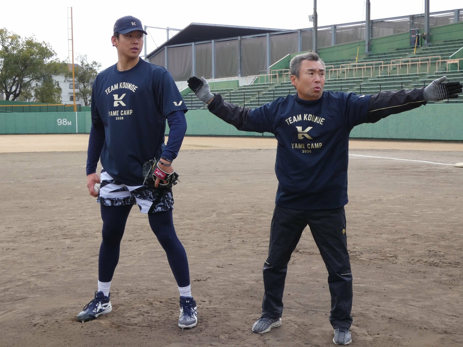 鴻江から指導を受ける山下 ©Kotaro Tajiri