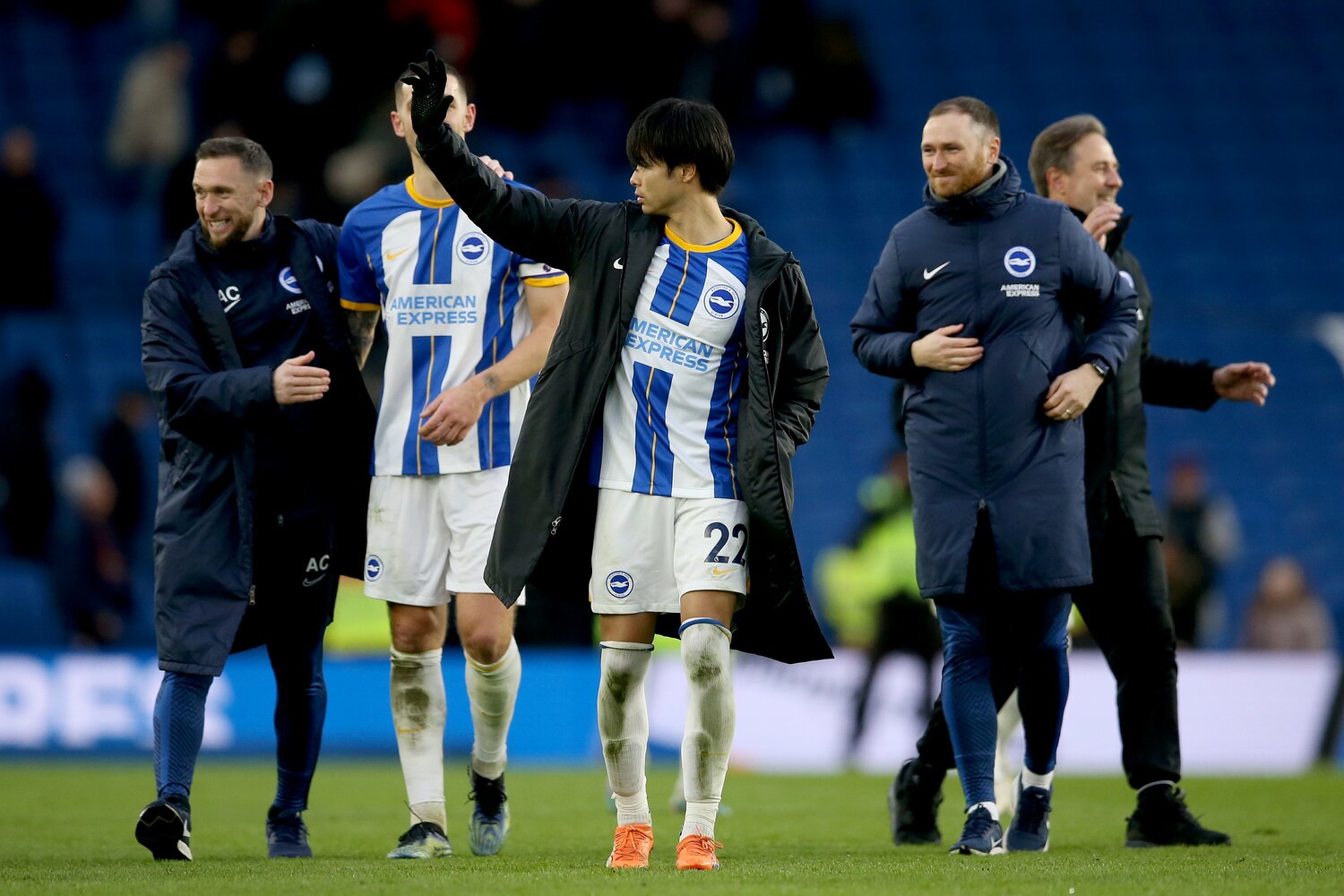 ホームでのウエストハム戦、4－0で圧勝。試合後にファンに手を振る三笘薫　©Getty Images