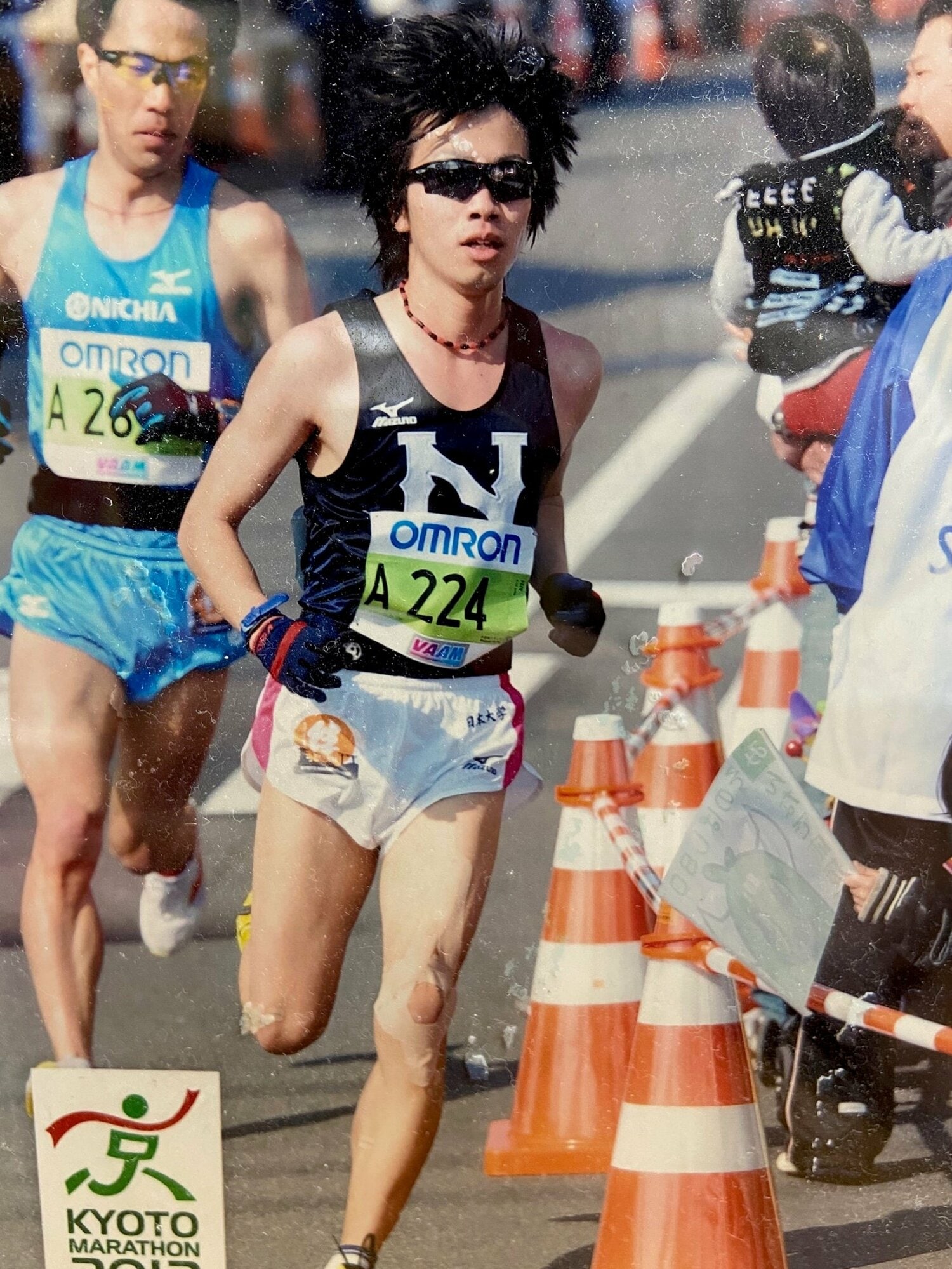 日大4年時、京都マラソンを走る外村。故障の影響か、足にはテーピングが見える　写真提供：外村翼