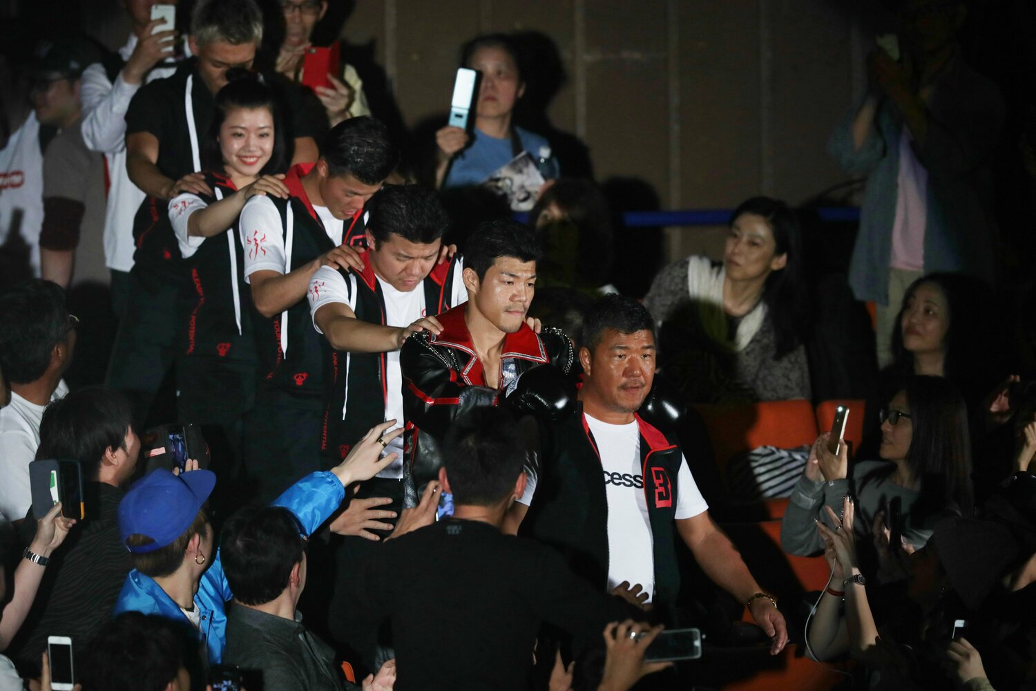 父・史郎氏を先頭に「亀田トレイン」で入場する亀田3兄弟（2018年5月5日、長兄・興毅とWBCフライ級元王者ポンサクレック・ウォンジョンカムとのエキシビションマッチにて）©︎JIJI PRESS