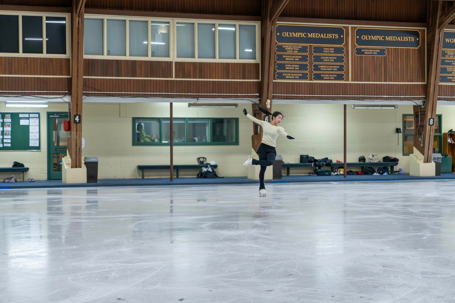 クリケットクラブの壁には羽生結弦やハビエル・エルナンデス、キム・ヨナなど歴代の五輪メダリストの名前が刻印されている　©️Yoshie Noguchi