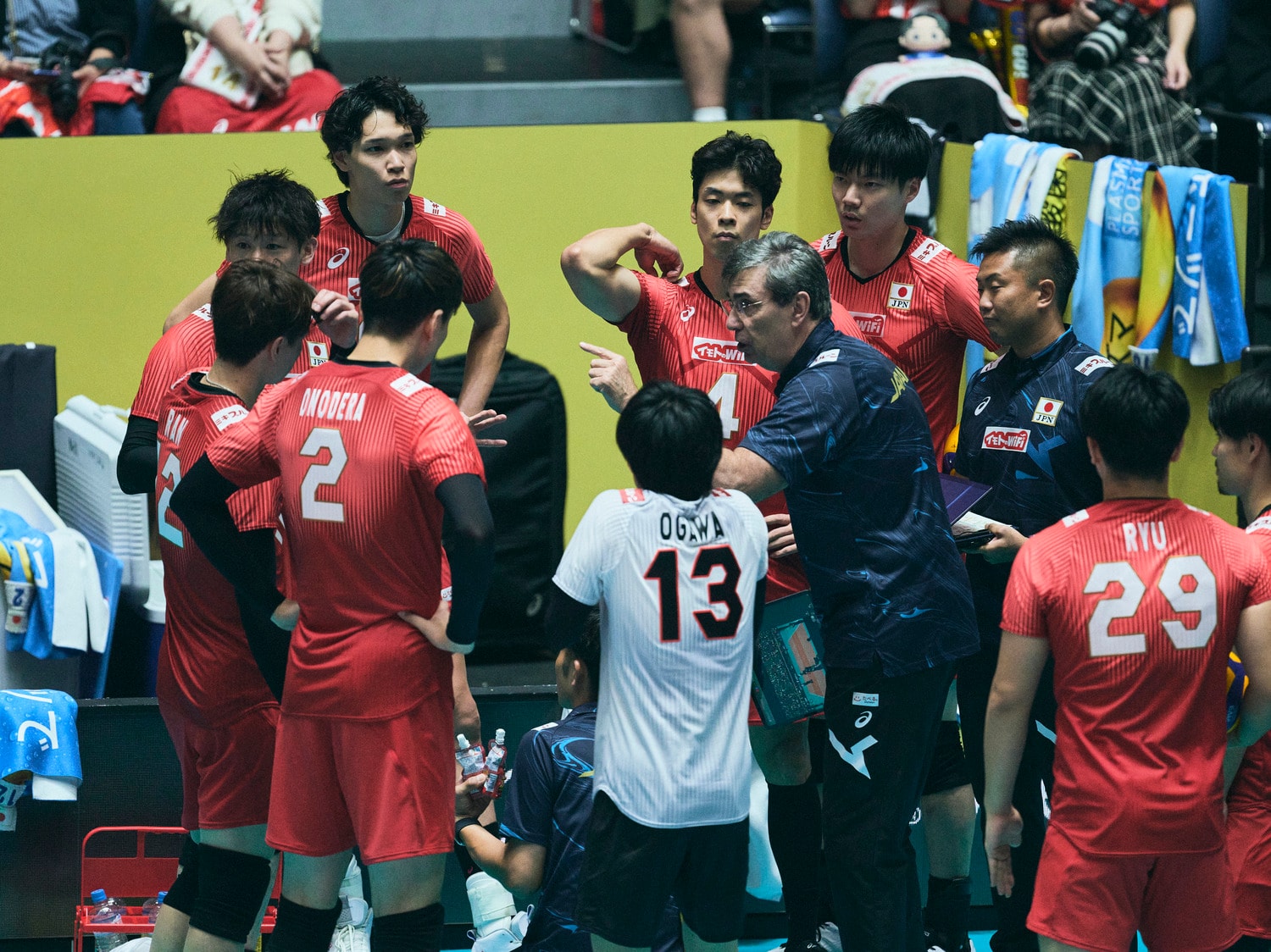 フィンランド戦で選手たちに指示するブラン監督 ©︎Yuki Suenaga