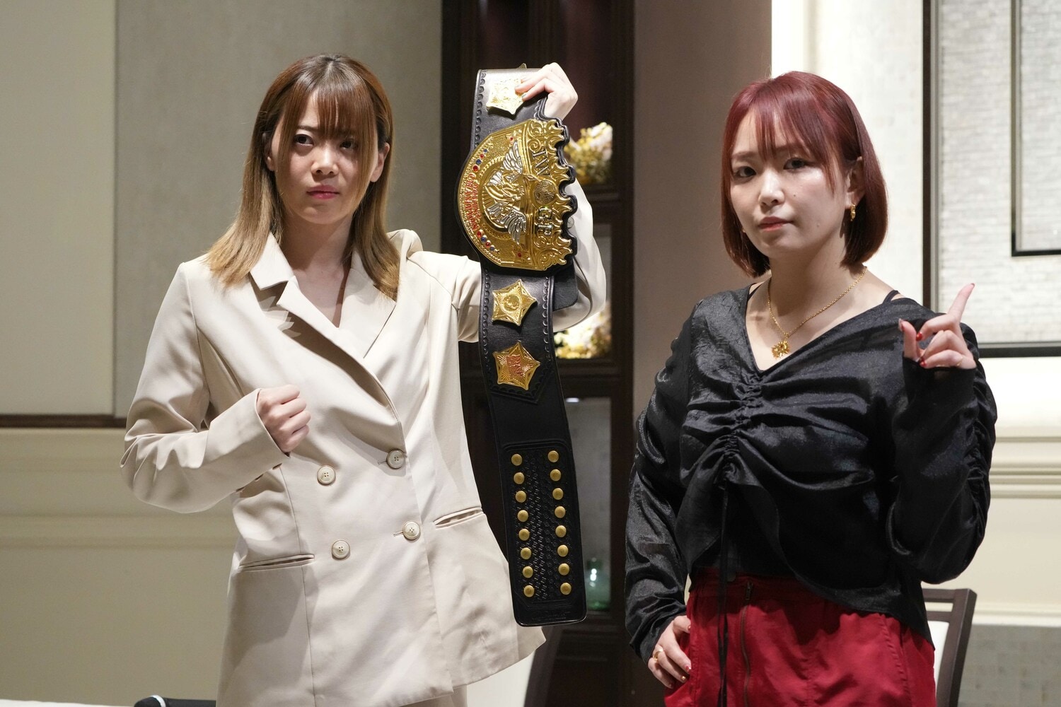 記者会見で並び立つ岩谷麻優とSareee　©Essei Hara