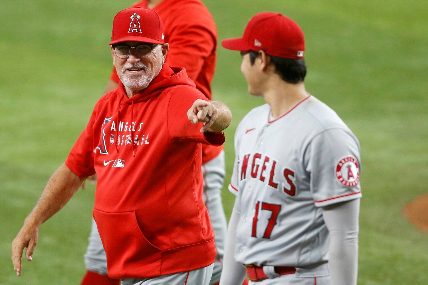エンゼルス時代の大谷。マドン元監督と談笑する場面もたびたび見られた　©AFLO