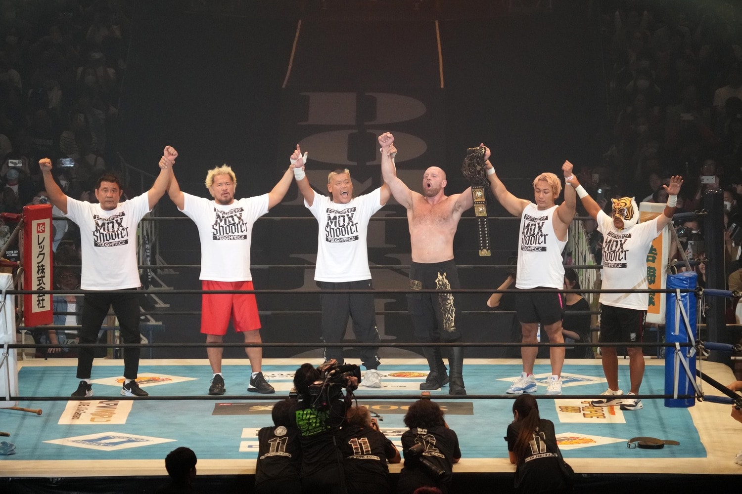 ジョン・モクスリーはセコンドについた永田裕志らと勝ち名乗りをあげた　©Essei Hara