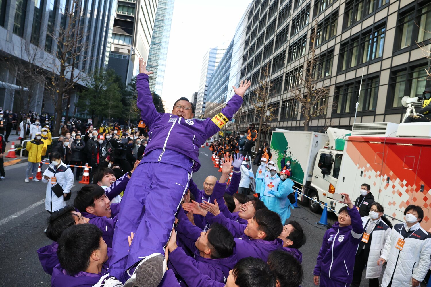 今年、勇退を決めた最後の箱根で優勝し、胴上げされる大八木監督　©JMPA