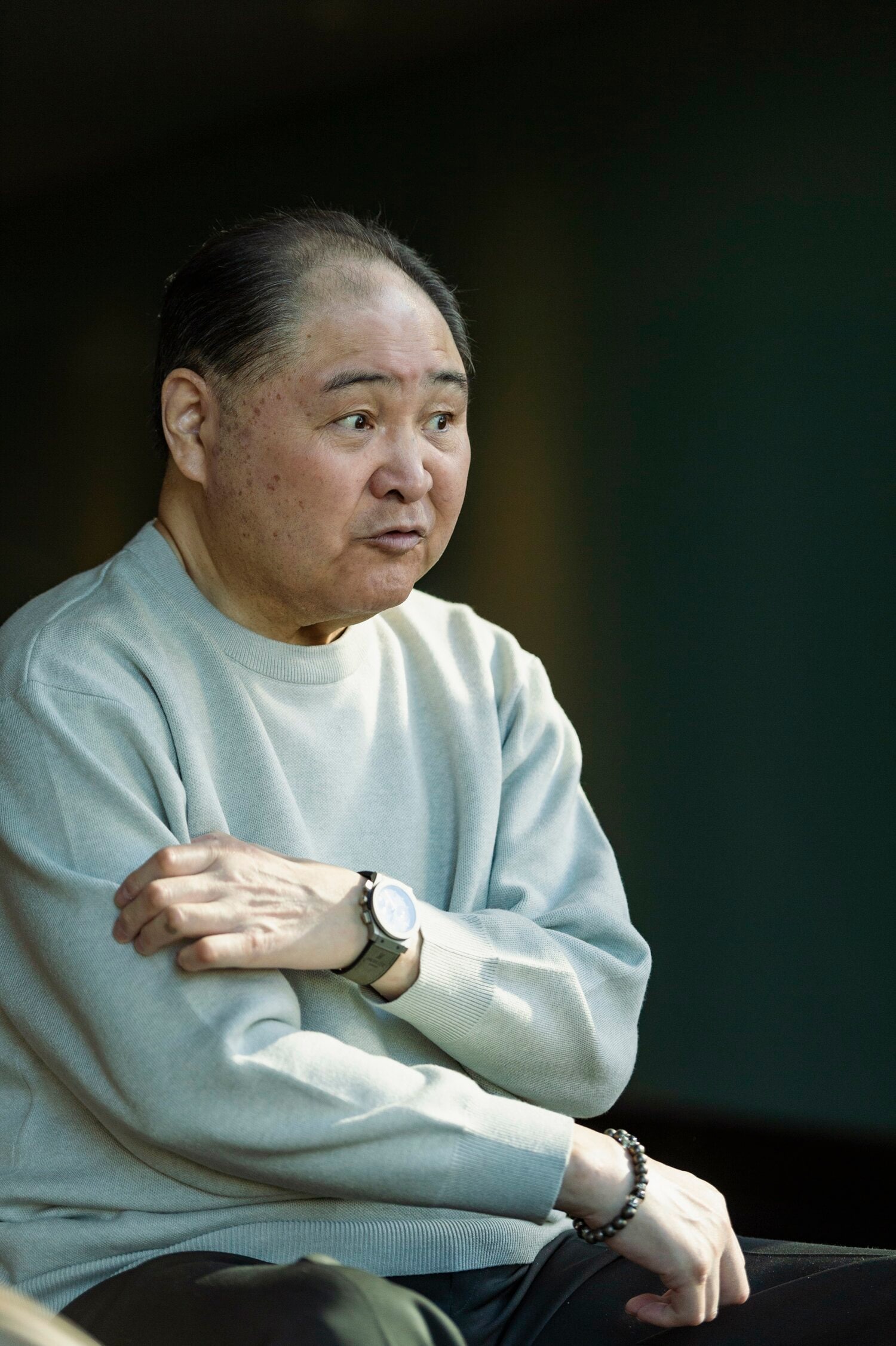 尾車親方は右手の傷跡を静かに見つめていた　©Wataru Sato