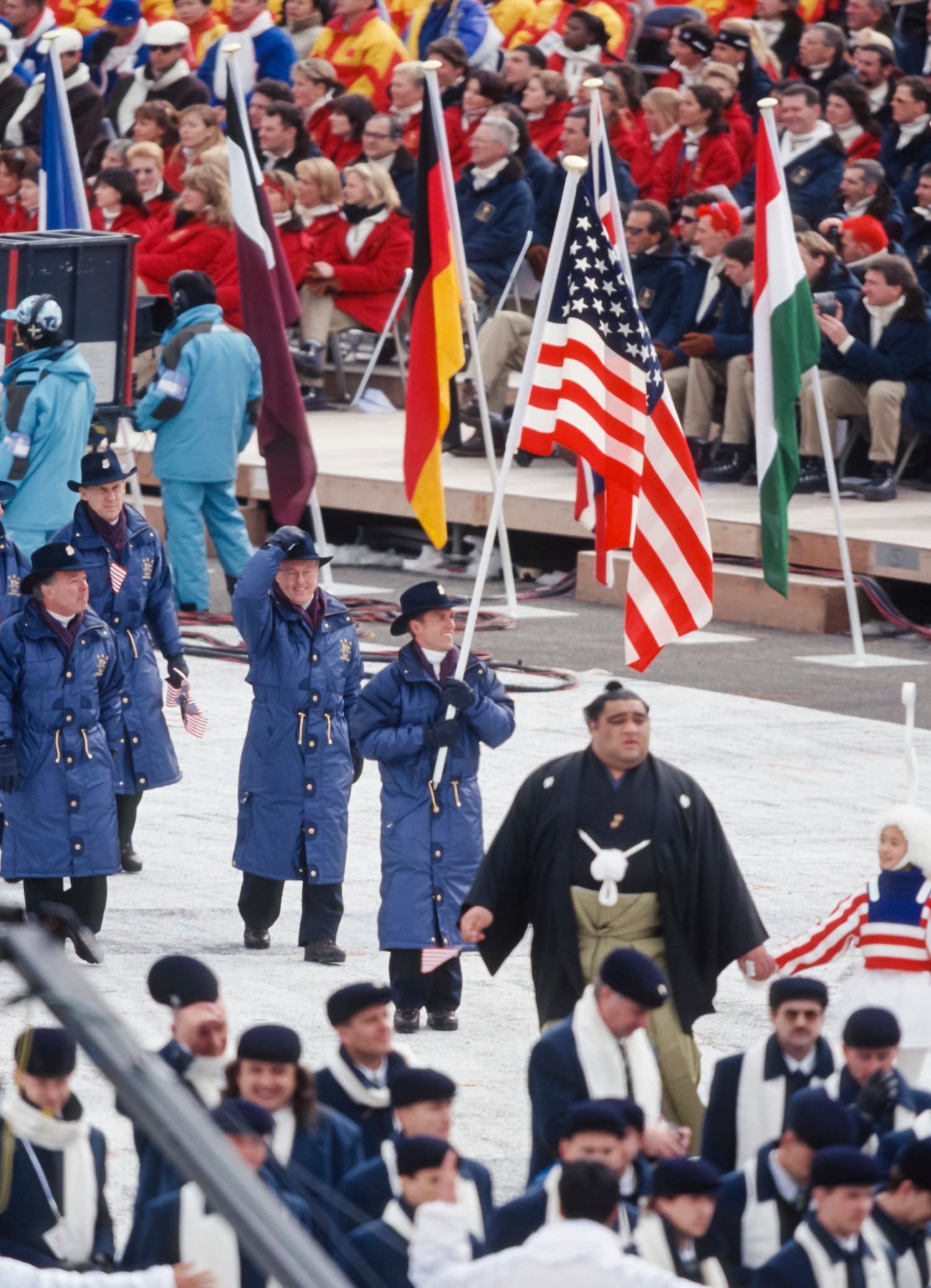 長野五輪開会式、各国選手団を大相撲の力士たちが先導した　©Getty Images