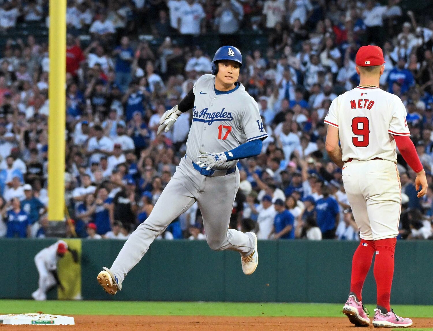 タイムリー三塁打を放つ大谷　©JIJI PRESS