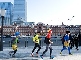 大正時代の姿を取り戻した東京駅の前を通過!