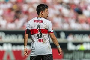 「我らのキャプテン、ここにあり！」ドイツ1部で若きチームを鼓舞する遠藤航…その戦闘姿勢と“柔和なハンドタッチ”の意味