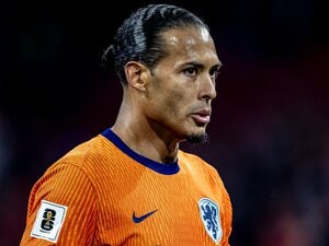 オランダ主将ファンダイク「W杯同組の日本について? もちろん話すよ」「ワタ・エンドウと…楽しみだ」リバプール“サラー騒動”の裏で記者にニコリ