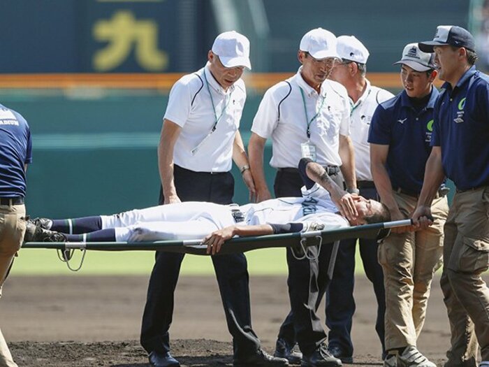 左頬骨骨折の岡山学芸館・丹羽淳平。執念の左前安打で見せた人間の強さ。＜Number Web＞ photograph by Kyodo News