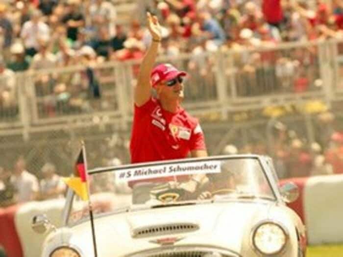 Ｆ１もワールドカップ一色＜Number Web＞ photograph by Mamoru Atsuta(CHRONO GRAPHICS)