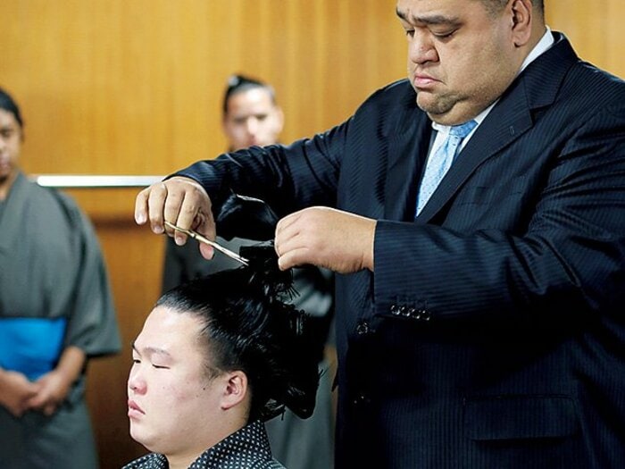 武蔵川部屋の一番弟子、武蔵平の「涙の断髪式」。~「生まれ変わったら15歳から力士になります」という後悔~<Number Web> photograph by MUSASHIGAWABEYA